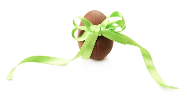 Chocolade paaseieren met kleur lint boog geïsoleerd op wit — Stockfoto