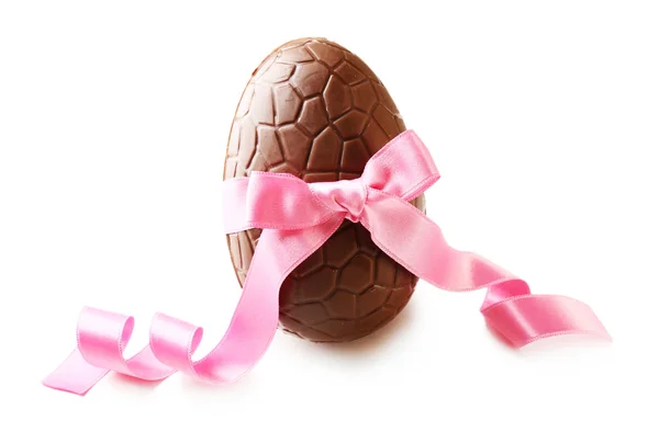 Cioccolato uovo di Pasqua con fiocco nastro di colore isolato su bianco — Foto Stock