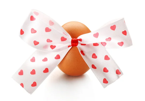 Paskalya yortusu yumurta beyaz izole renkli şerit yay ile — Stok fotoğraf