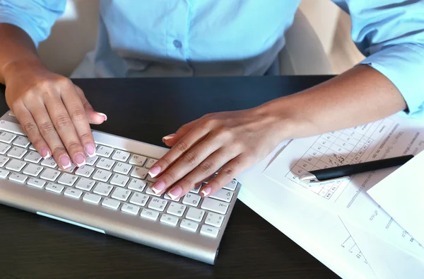 Vrouwelijke handen typen op toetsenbord, close-up, op donkere achtergrond — Stockfoto