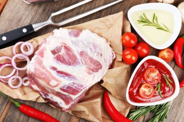 Ahşap masa üzerinde çiğ et yakın çekim