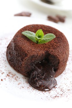 Sıcak çikolatalı puding ile fondan Merkezi plaka, yakın çekim