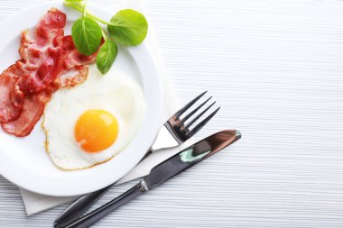Pastırmalı yumurta renk ahşap masa arka plan üzerinde