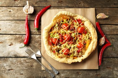 Kırmızı biber, domates ve peynirle ahşap arka plan üzerinde sebze pie