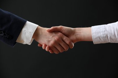 İş karşılıklı koyu arka plan üzerinde