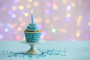 açık renkli tablo üzerinde lezzetli kek