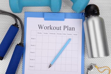 Egzersiz planı ve spor ekipmanları üstten görünüm yakın çekim 