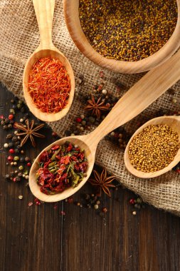 Ahşap arka planda farklı baharatlar var.