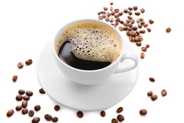 Beyaz üzerine izole edilmiş bir fincan kahve.