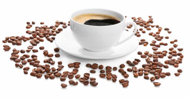 Beyaz üzerine izole edilmiş bir fincan kahve.