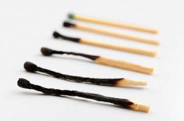 yanmış kibrit üzerinde beyaz izole