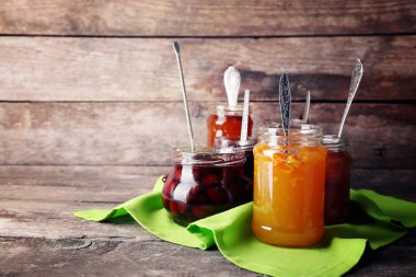 Ahşap zemin üzerine peçete ile lezzetli reçel kavanoz