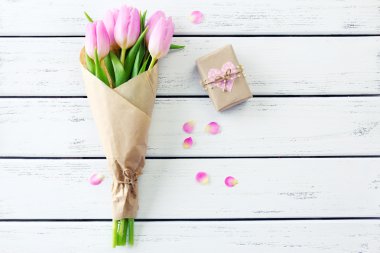 Kağıt ahşap arka plan üzerinde mevcut kutusuyla güzel pembe laleler