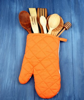 Potholder ahşap arka plan üzerinde farklı mutfak gereçleri