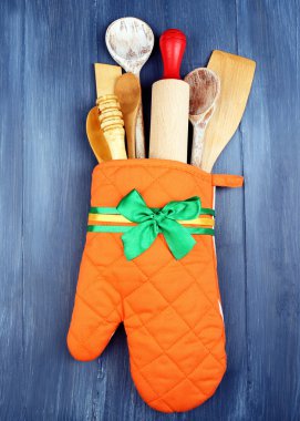 Potholder ahşap arka plan üzerinde farklı mutfak gereçleri