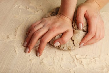 Ahşap masa arkasında kadın elleriyle para kazanmak.