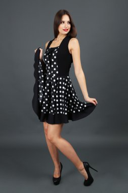 Koyu gri arka plan üzerinde nokta içinde güzel genç kadın