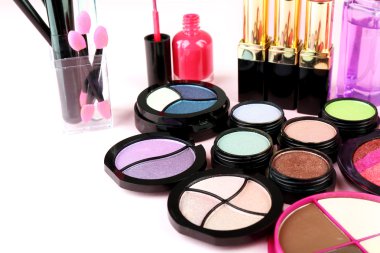 Küme açık renkli arka plan üzerinde Dekoratif kozmetik