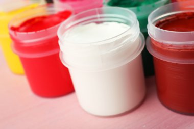 Pembe bir arka plan üzerinde renkli boya