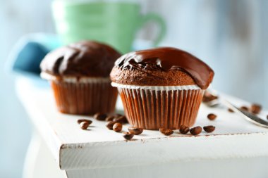 Lezzetli ev yapımı çikolatalı kek ve kahve üzerinde açık renkli ahşap tablo