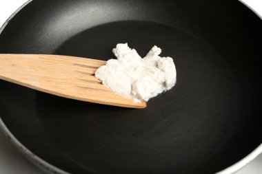 Hindistan cevizi yağı tavada yakın çekim