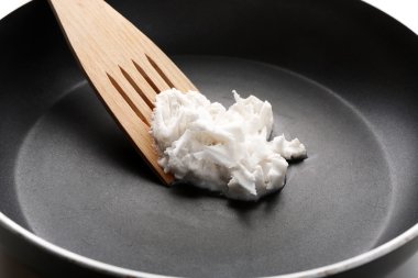 Hindistan cevizi yağı tavada yakın çekim