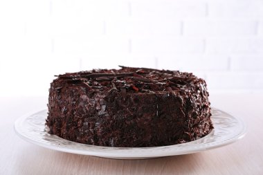 Tuğla duvar zemin üzerine masada lezzetli çikolatalı kek