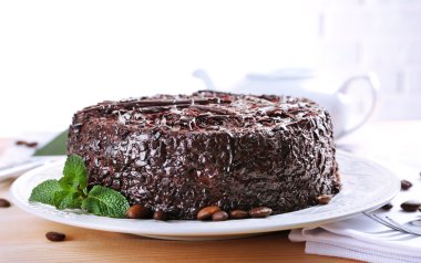 Tuğla duvar zemin üzerine masada lezzetli çikolatalı kek