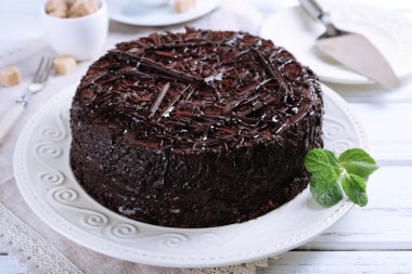 Lezzetli çikolatalı kek masada nane ile yakın çekim