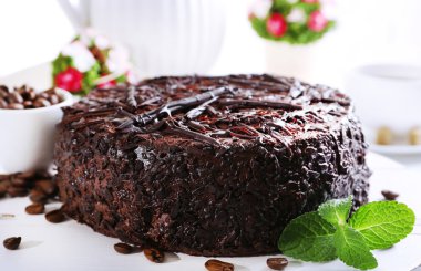 Lezzetli çikolatalı kek masada nane ile yakın çekim