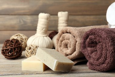 Sabun ve mum ahşap arka plan üzerinde güzel spa kompozisyonu