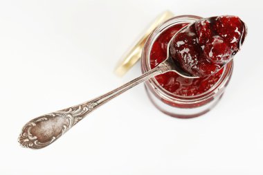 Kavanoz beyaz izole kaşık ile çilek reçeli