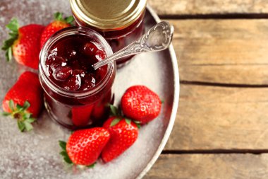 Kavanoz çilek reçeli çilek tepsi tablo ile yakın çekim