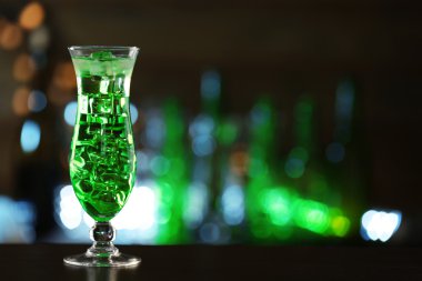 Koyu arka plan üzerinde masada yeşil kokteyl