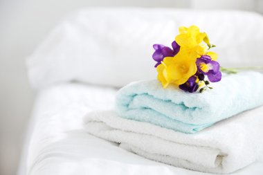 Otel, temiz havlu üzerinde renkli güzel Christine yakın çekim