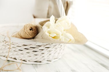 Ahşap pencere üzerinde beyaz güzel Lale