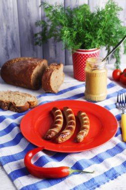Masada plaka üzerinde ızgara sosis yakın çekim