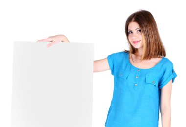 boş poster üzerinde beyaz izole tutan güzel genç kadın