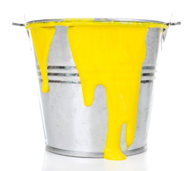 Sarı boya beyaz izole kova