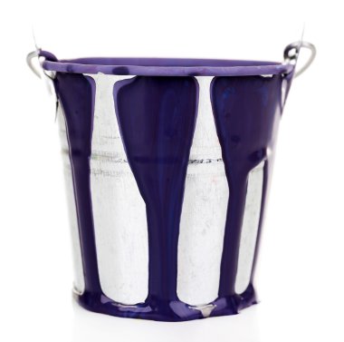 Mor boya beyaz izole kova