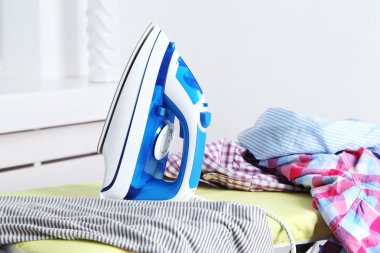 demir ve Ütü Masası iç arka plan üzerinde elbise