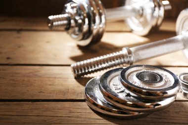 Ahşap arka plan üzerinde büyük halter