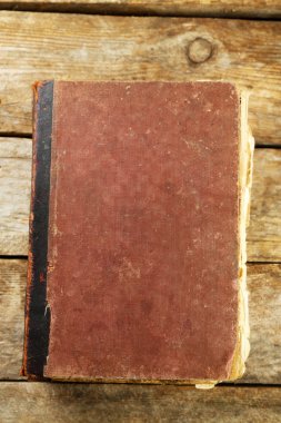 Tahta masadaki eski kitap.