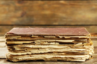 Tahta masadaki eski kitap.