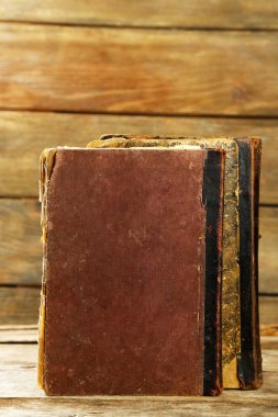 Tahta masadaki eski kitaplar.