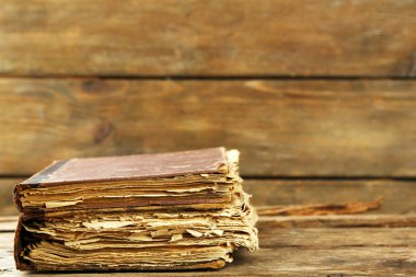 Tahta masadaki eski kitaplar.