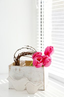 Güneş ışığı ile pencere üzerinde pembe güzel Lale