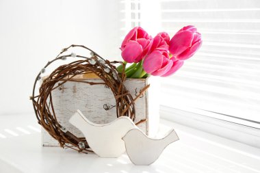 Güneş ışığı ile pencere üzerinde pembe güzel Lale