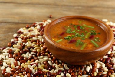 Kase ve ahşap masa arka plan üzerinde ham fasulye fasulye çorbası