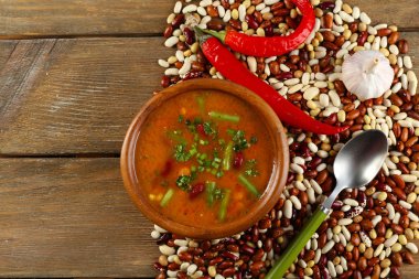 Kase ve ahşap masa arka plan üzerinde ham fasulye fasulye çorbası